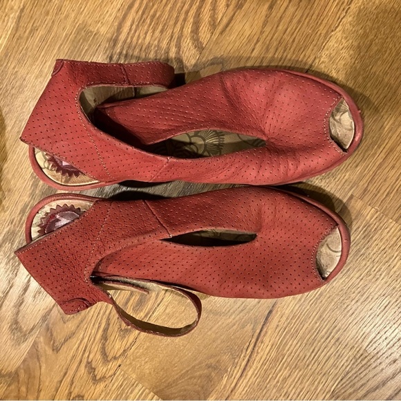 FLY London Red Yala Perforated Peep toe Wedge Shoes - 38 Velcro - Picture 6 of 11